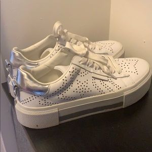 White platform white sneaker